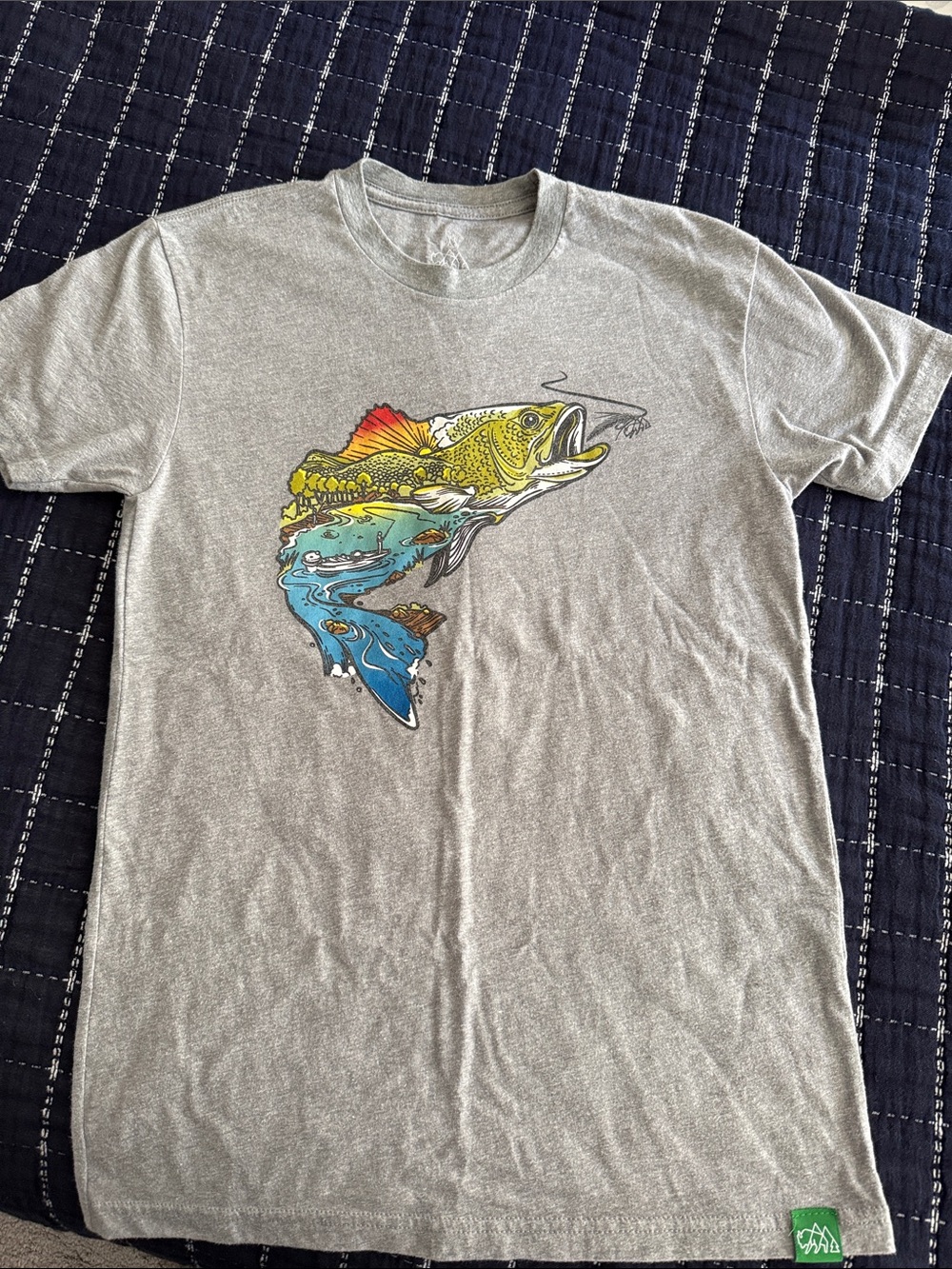 Wild Tribute men’s XS fishing t-shirt